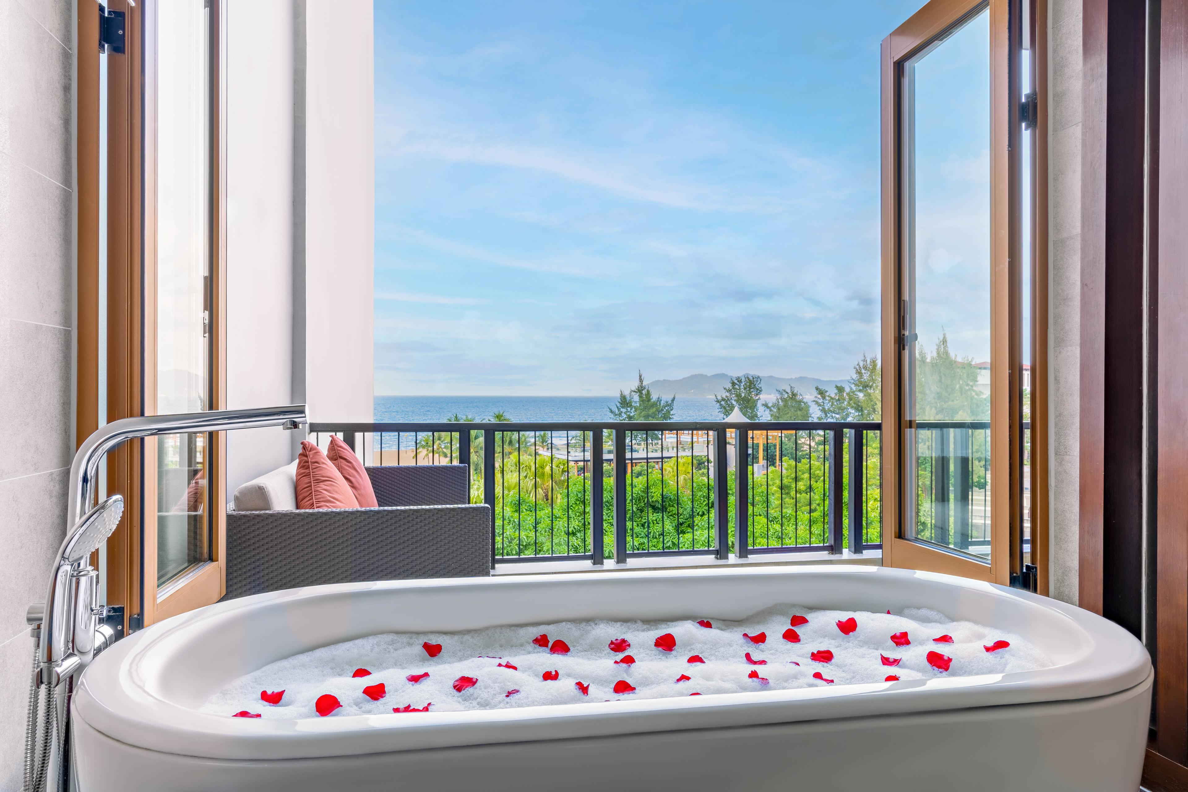 Seaview Balcony Grand King Bathtub