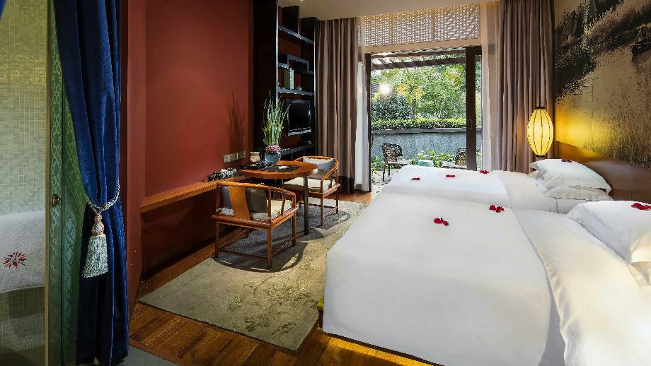 premier_garden-room_tiwn_bed_920x518.jpg