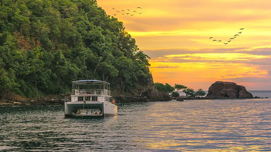 Sail within Bai Tu Long Bay